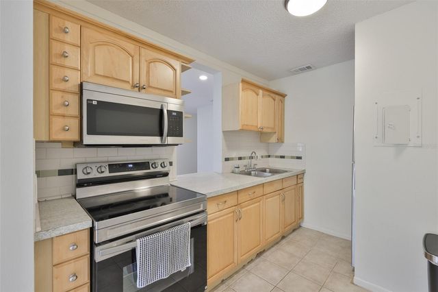 284 115TH AVENUE N 3, St Petersburg, FL 33716