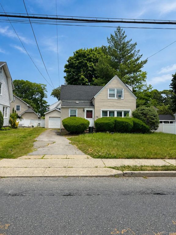 196 Rocklyn Avenue, Lynbrook, NY 11563