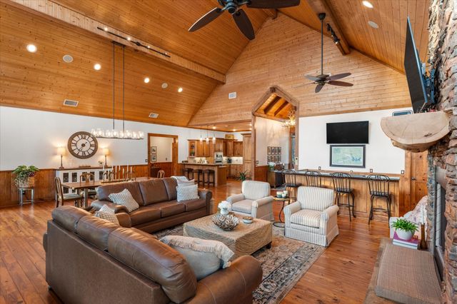 185 King Club Boulevard, Scroggins, TX 75480