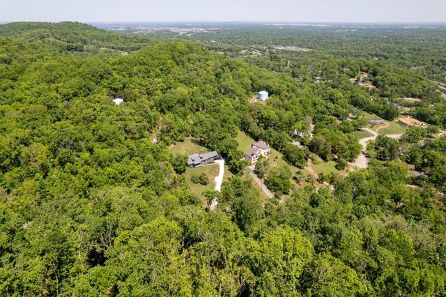 860 Lakemont Dr, Nashville, TN 37220