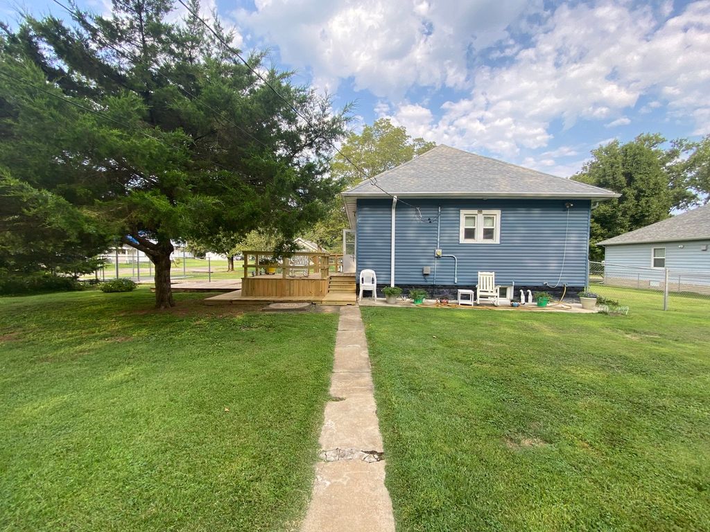 Image 2 of property listing at 1035 Dover Street, Centralia, IL 62801