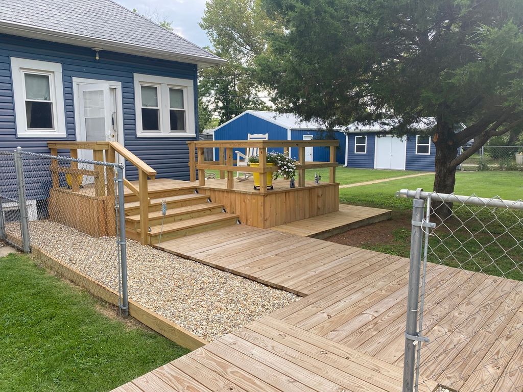 Image 3 of property listing at 1035 Dover Street, Centralia, IL 62801