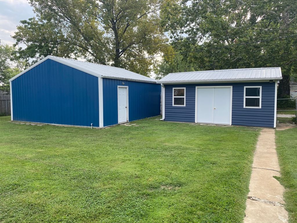Image 4 of property listing at 1035 Dover Street, Centralia, IL 62801