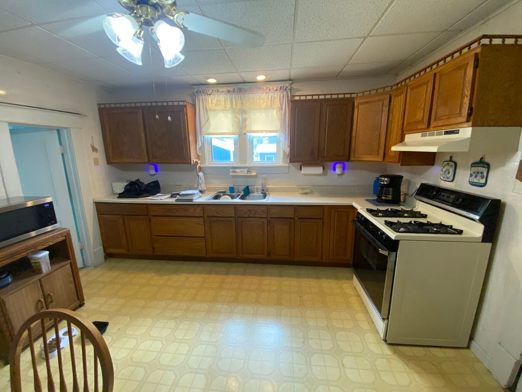 Image 8 of property listing at 1035 Dover Street, Centralia, IL 62801