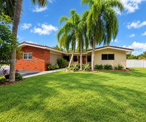 604 N Crescent Dr, Hollywood, FL 33021