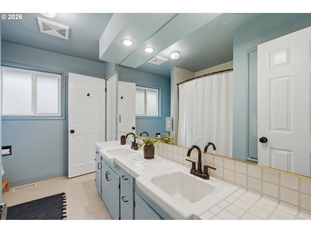 11700 Sw FOOTHILL Dr, Portland, OR 97225