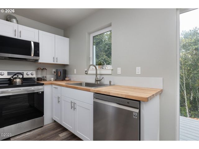 646 Se REEF Ave, Lincoln City, OR 97367