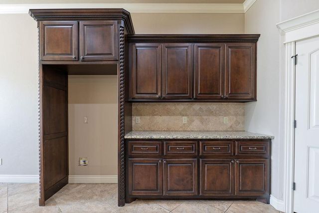 19033 Meadows Crossing Drive, Edmond, OK 73012