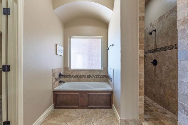 19033 Meadows Crossing Drive, Edmond, OK 73012