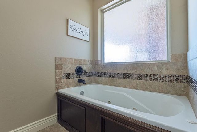 19033 Meadows Crossing Drive, Edmond, OK 73012