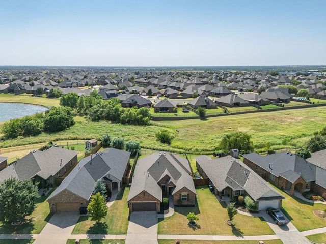 19033 Meadows Crossing Drive, Edmond, OK 73012