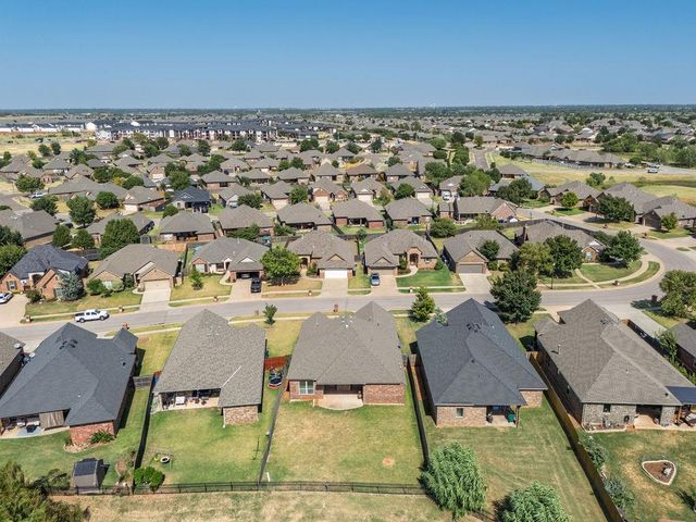19033 Meadows Crossing Drive, Edmond, OK 73012