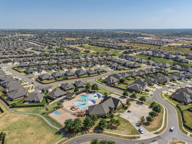 19033 Meadows Crossing Drive, Edmond, OK 73012