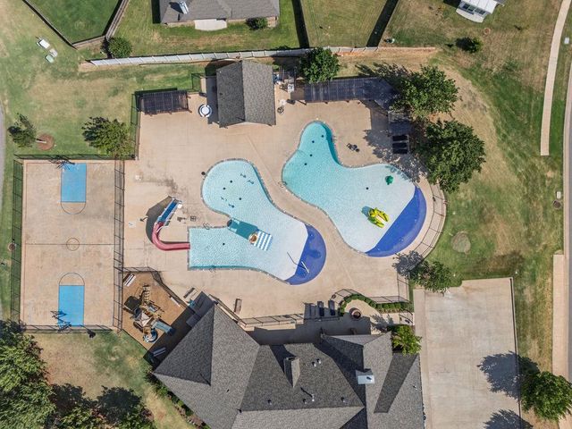 19033 Meadows Crossing Drive, Edmond, OK 73012