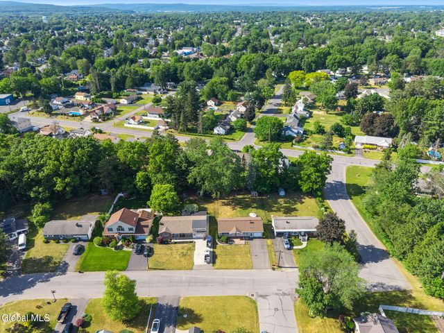 6 Bertone Drive, Rotterdam, NY 12306