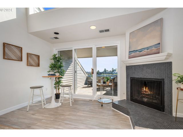 178 N HAYDEN BAY Dr, Portland, OR 97217