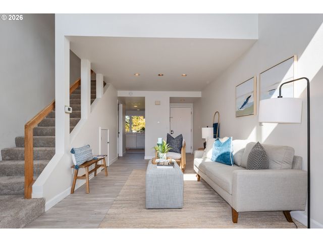 178 N HAYDEN BAY Dr, Portland, OR 97217