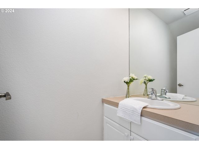 178 N HAYDEN BAY Dr, Portland, OR 97217