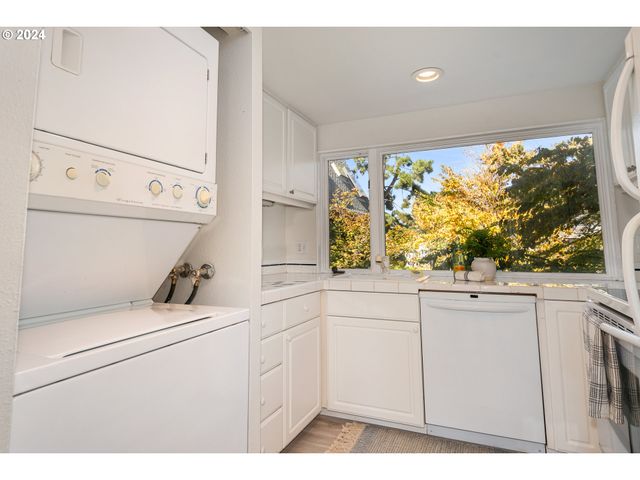 178 N HAYDEN BAY Dr, Portland, OR 97217