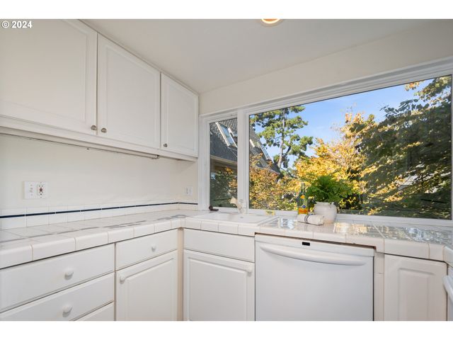 178 N HAYDEN BAY Dr, Portland, OR 97217