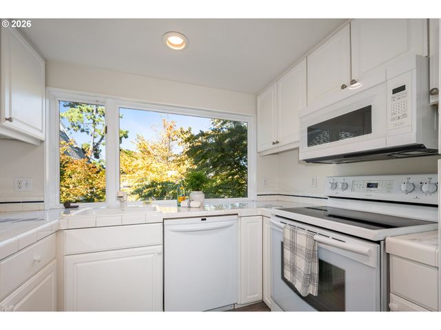 178 N HAYDEN BAY Dr, Portland, OR 97217