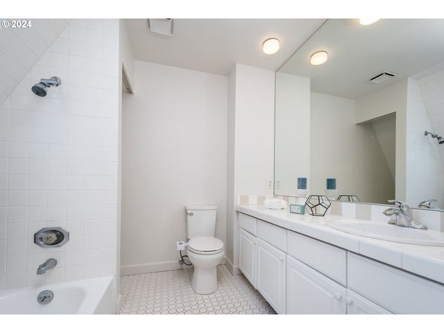 178 N HAYDEN BAY Dr, Portland, OR 97217