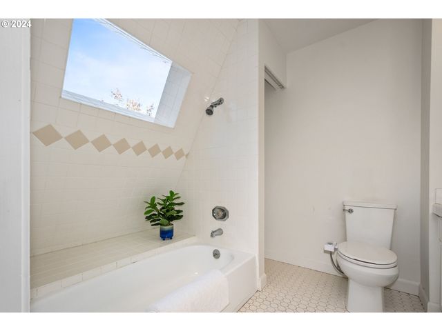 178 N HAYDEN BAY Dr, Portland, OR 97217