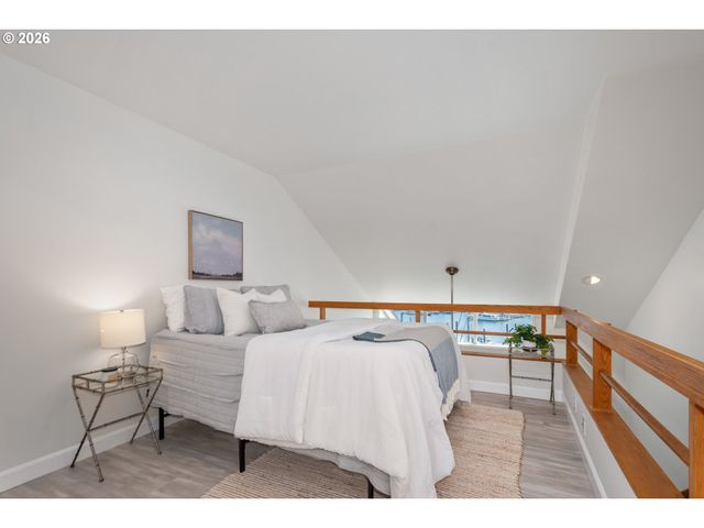 178 N HAYDEN BAY Dr, Portland, OR 97217