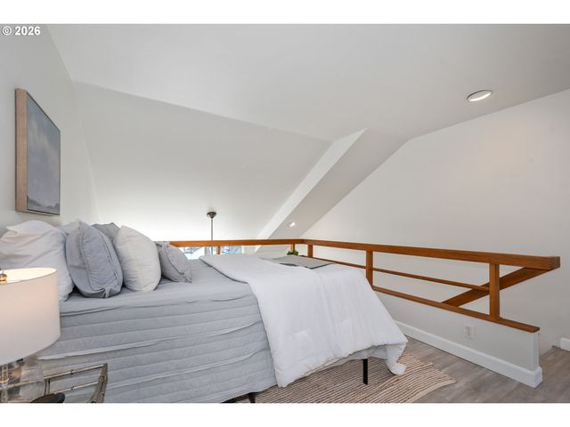 178 N HAYDEN BAY Dr, Portland, OR 97217