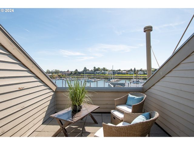 178 N HAYDEN BAY Dr, Portland, OR 97217