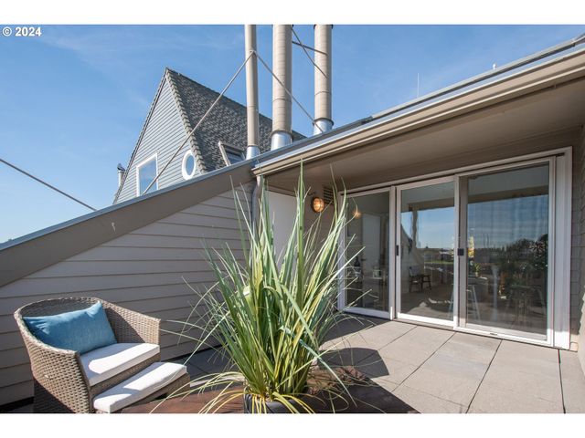 178 N HAYDEN BAY Dr, Portland, OR 97217