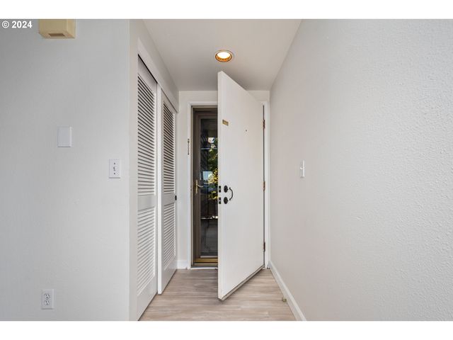 178 N HAYDEN BAY Dr, Portland, OR 97217