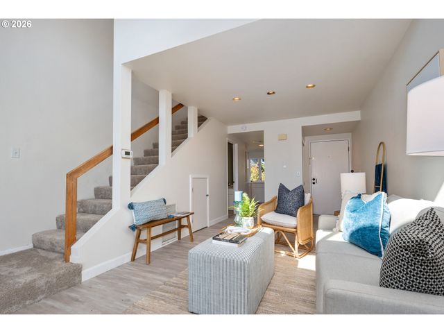 178 N HAYDEN BAY Dr, Portland, OR 97217