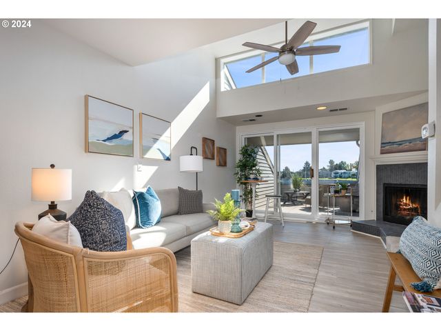 178 N HAYDEN BAY Dr, Portland, OR 97217