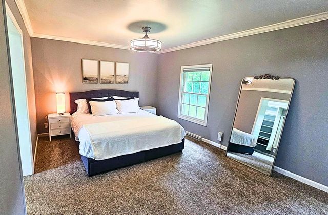 7008 N Rockledge AVENUE, Glendale, WI 53209