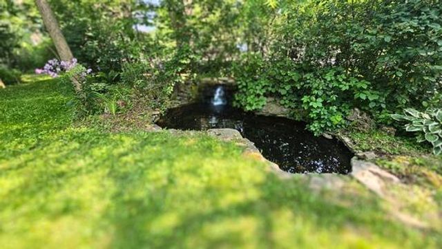 7008 N Rockledge AVENUE, Glendale, WI 53209