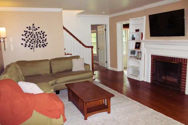 7008 N Rockledge AVENUE, Glendale, WI 53209