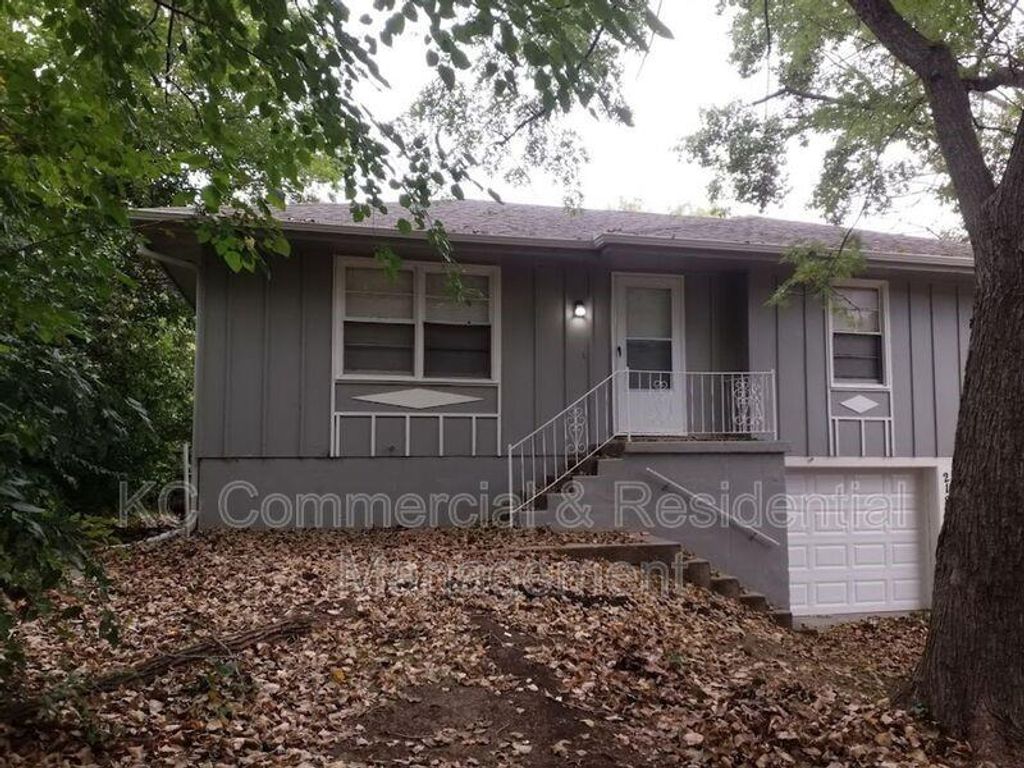 218 SW 19th Street, Oak Grove, MO 64075