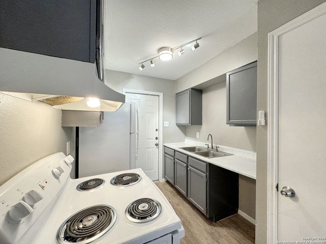 844 E Sunshine Dr Apt 401, San Antonio, TX 78228