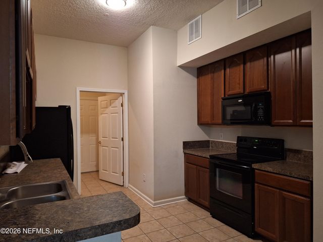 7032 DEER LODGE Circle 101, Jacksonville, FL 32256