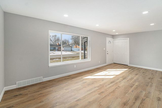 1916 Hollingsworth Drive, Commerce Twp, MI 48390