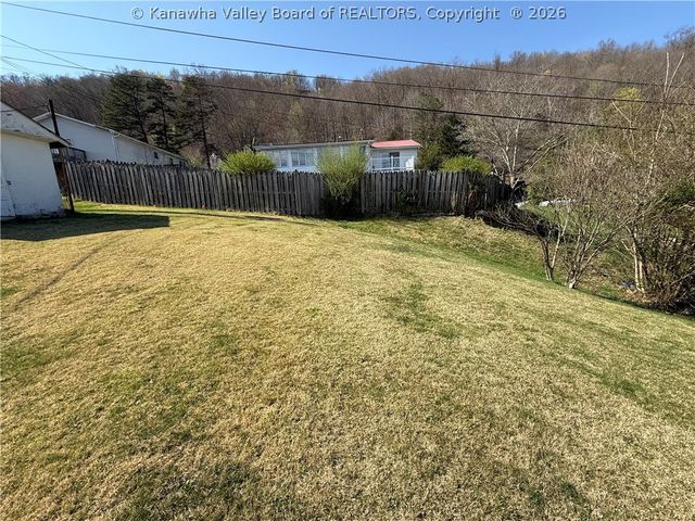 20 Cedar Lane, Madison, WV 25130
