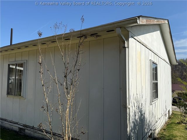 20 Cedar Lane, Madison, WV 25130