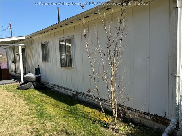 20 Cedar Lane, Madison, WV 25130