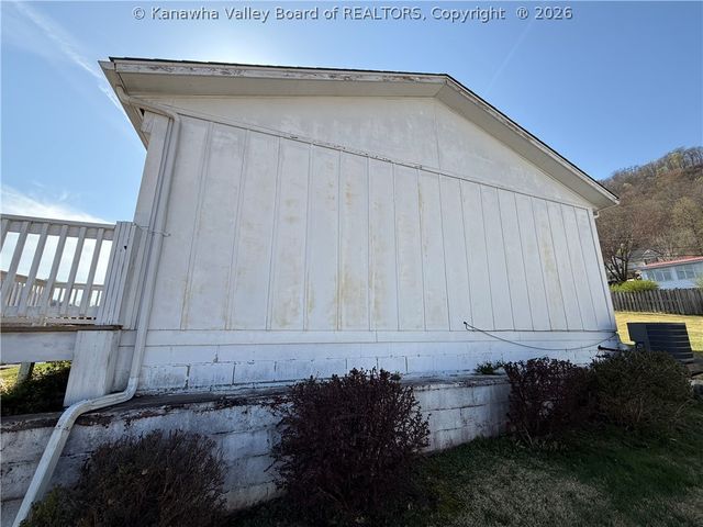 20 Cedar Lane, Madison, WV 25130