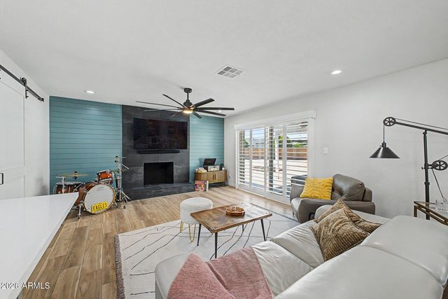 1501 W DUNLAP Avenue, Phoenix, AZ 85021