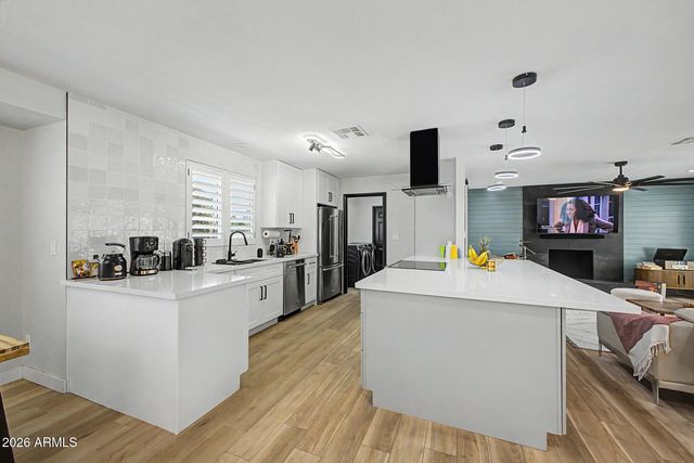 1501 W DUNLAP Avenue, Phoenix, AZ 85021