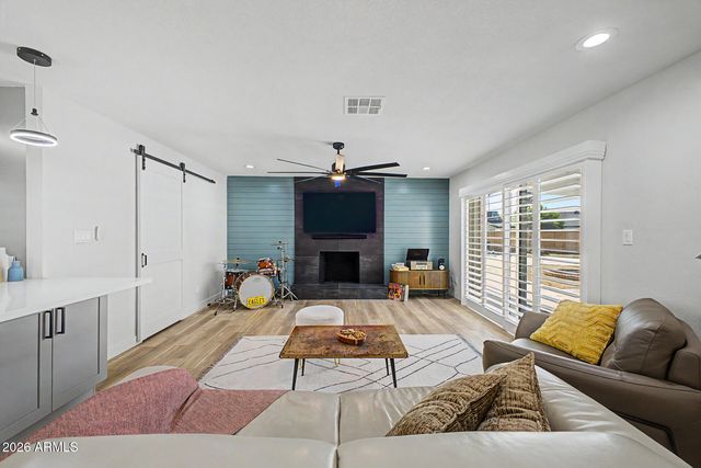 1501 W DUNLAP Avenue, Phoenix, AZ 85021