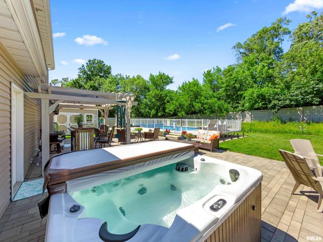 4001 W CARROUSEL Lane, Peoria, IL 61615