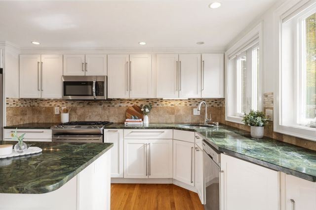 128 Laurel Dr, Needham, MA 02492